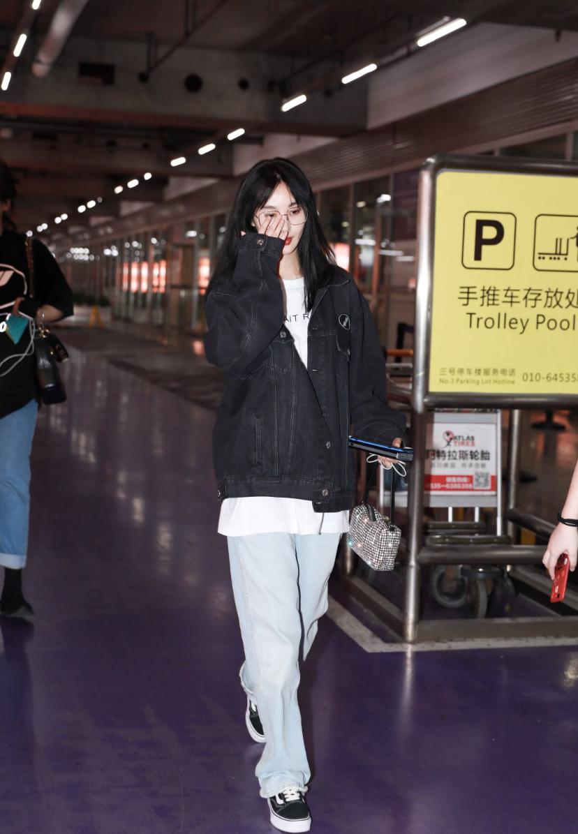 李菲儿休闲造型,李菲儿一身黑白穿搭清新时尚