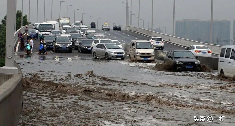 车辆涉水该怎么正确操作,涉水开车惯用的几个技巧