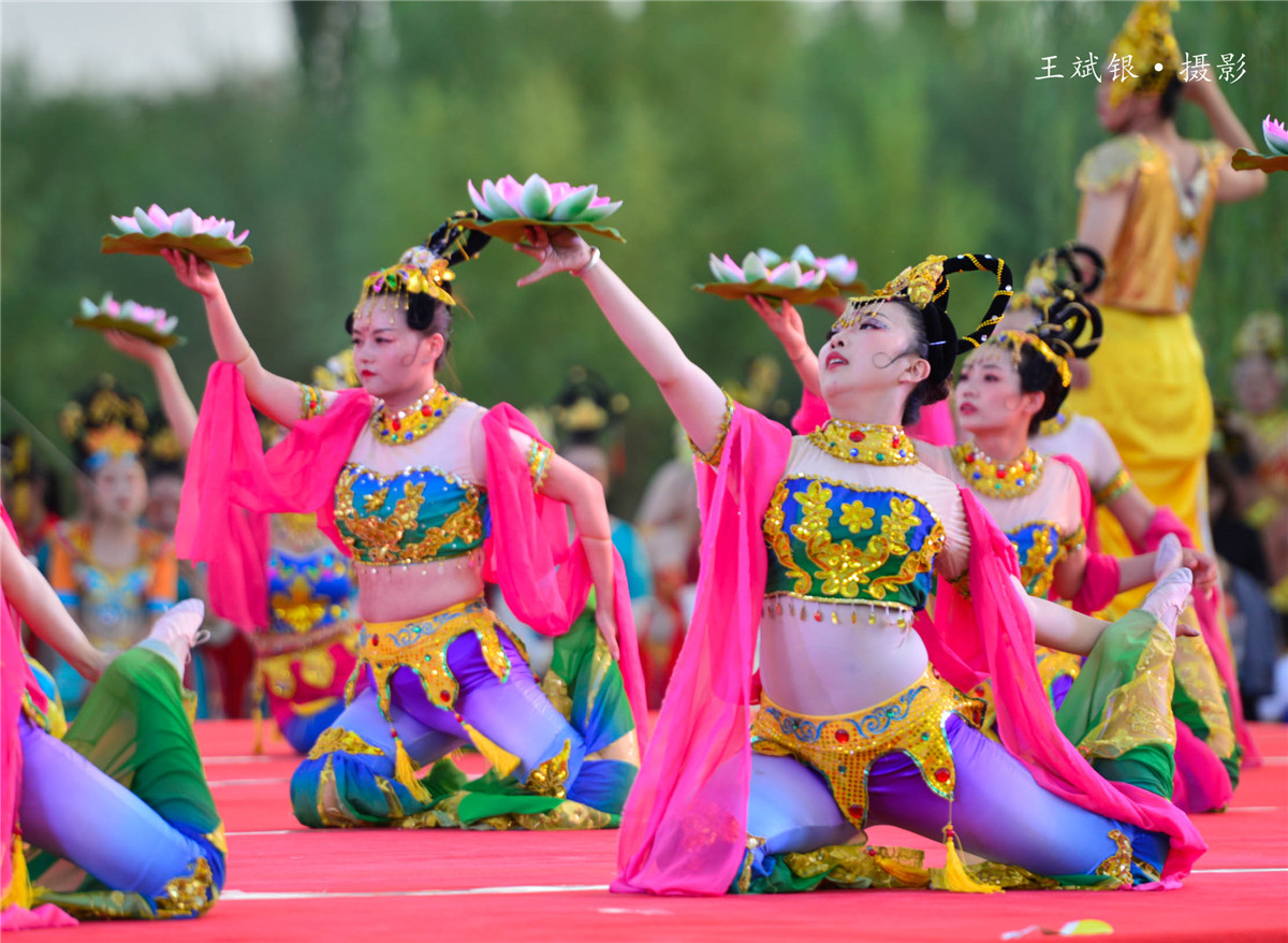 在敦煌跳敦煌舞,跳敦煌的舞蹈服