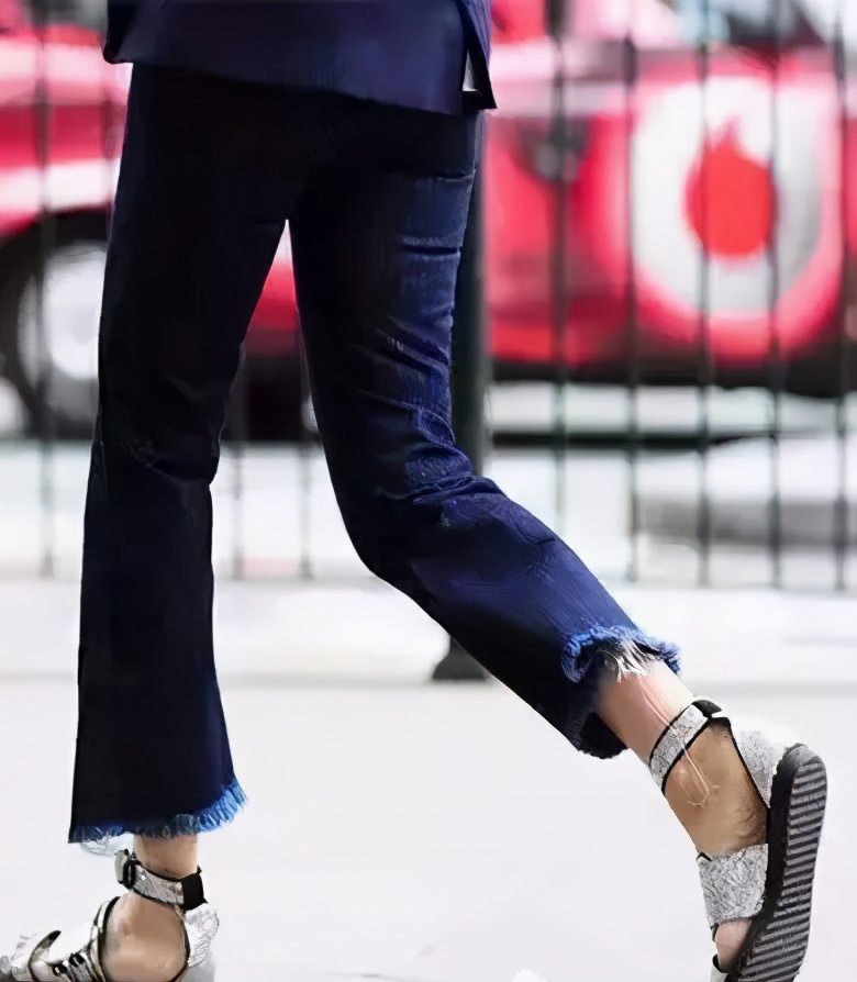 牛仔裤怎么改造成破洞流苏,旧牛仔裤腿简单变裙子