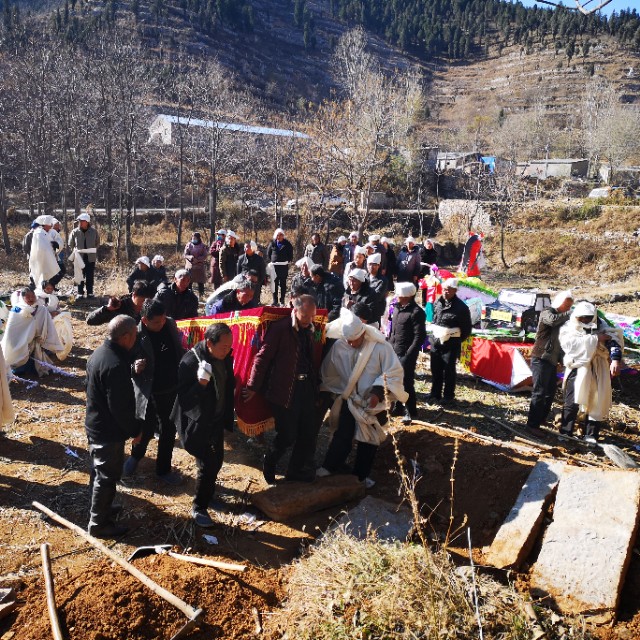 农村不火葬实行土葬是真的吗,山区可以土葬吗