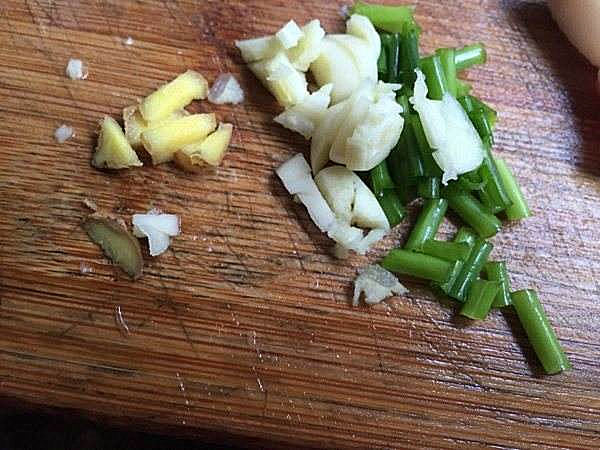 猫咪喂食中的冷知识，原来大蒜不能驱虫，海鲜也需挑选后喂猫