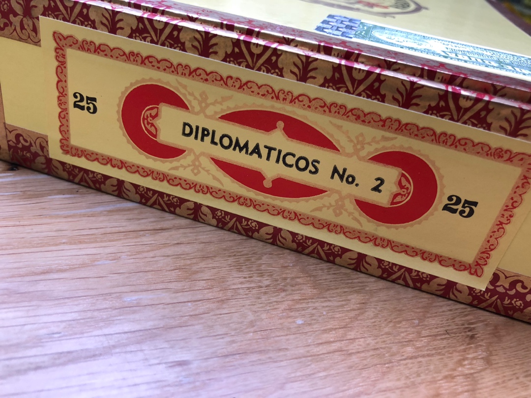 新年将至,别买光买瓜子了!来几盒25根的雪茄,你家备齐了吗