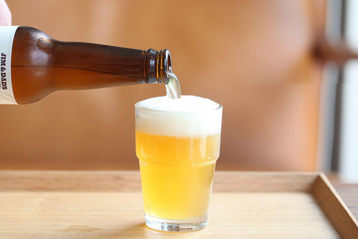 原来啤酒盖上始终有个小机关，掌握后女生也能轻松打开，看完才懂