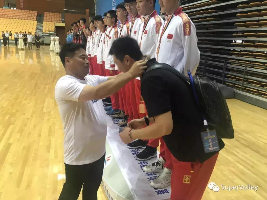 只要排球没落地就不放弃,希望在排球的道路上越走越远