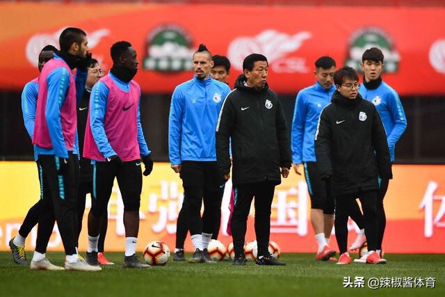 崔康熙还会打足球吗,崔康熙年轻的时候踢过球吗