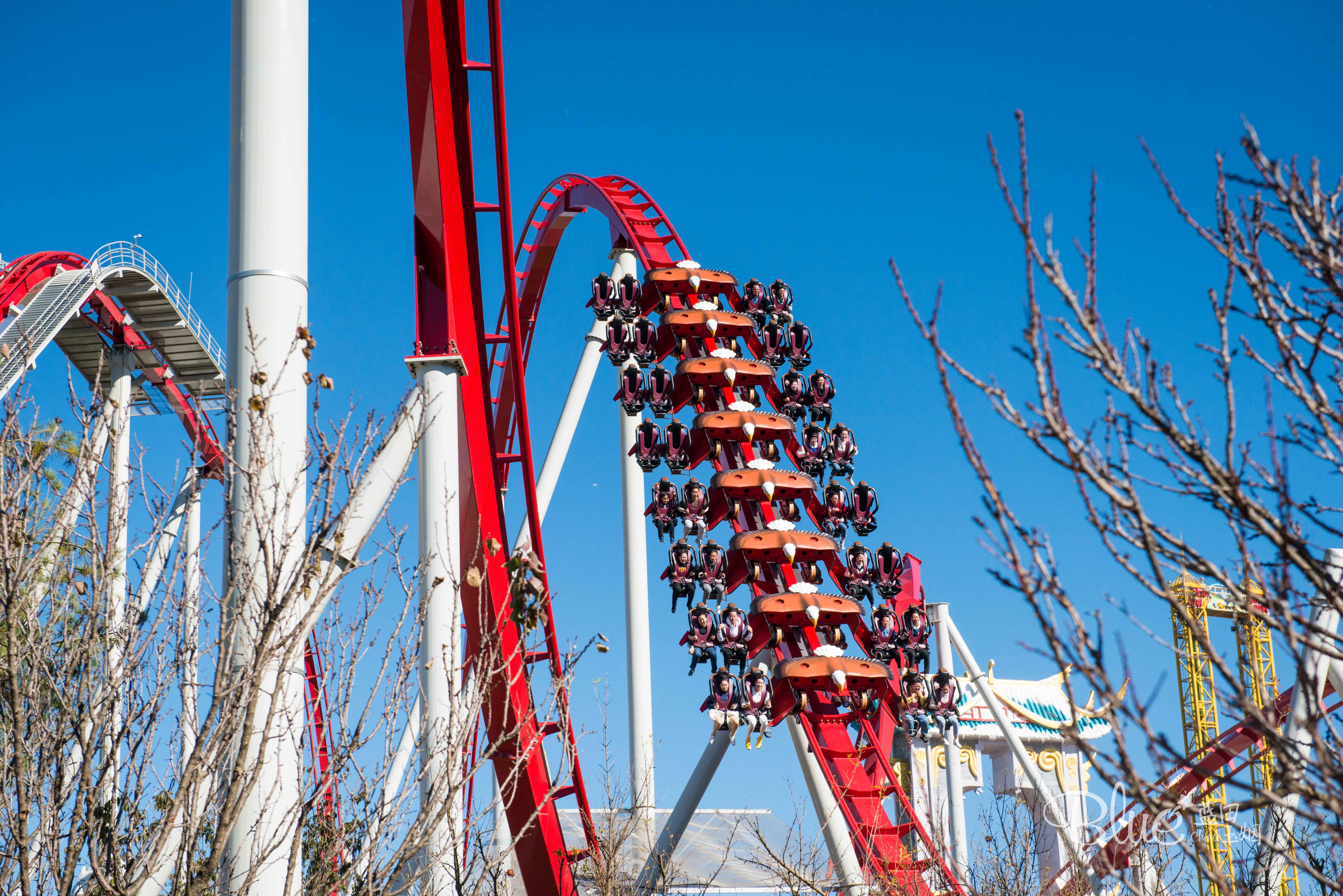 这个游乐园完全是男士们天堂，俄罗斯妹子的香吻和比心会收到手软