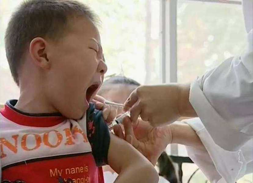 调皮宝爸带娃打预防针，出门后用手戳孩子手臂，孩子大哭模式启动