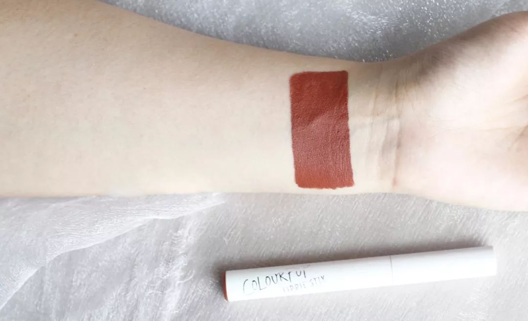 百元内口红推荐不掉色,适合60-70岁老人口红颜色平价