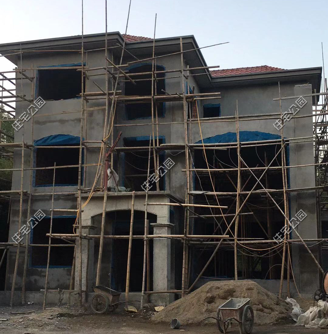 这栋农村别墅到底盖得有多好？光基础就花30吨水泥，惊艳十里八乡