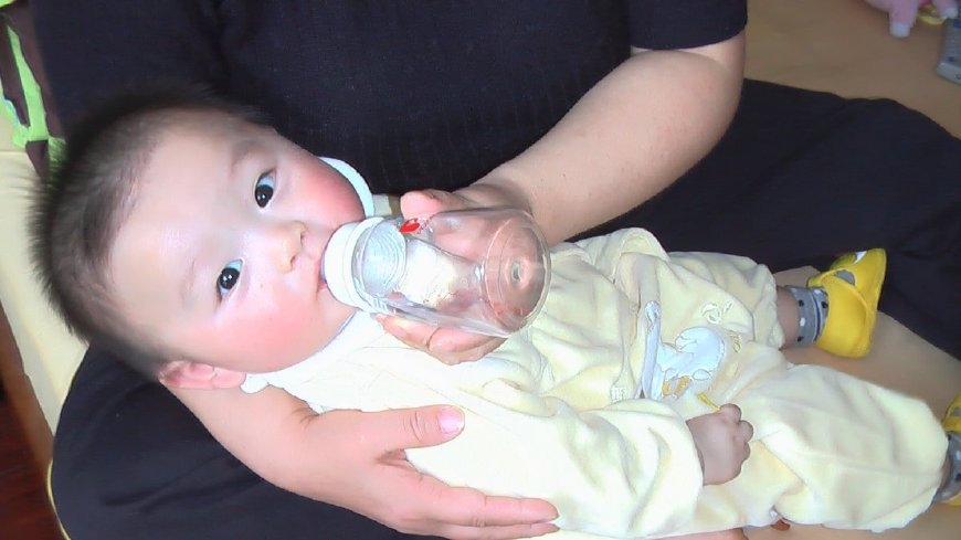 如何避免吐奶呛奶的正确处理方式,肺炎宝宝如何喂奶可以避免呛奶