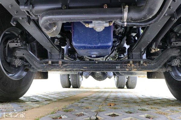 乘龙h5v4x2港口牵引车,豪沃tx-4x2港口牵引车