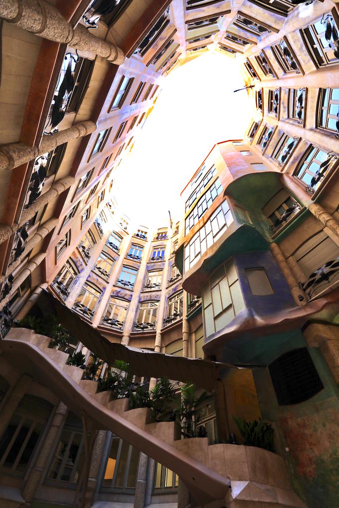 米拉之家是什么风格建筑,和米拉之家相似的建筑