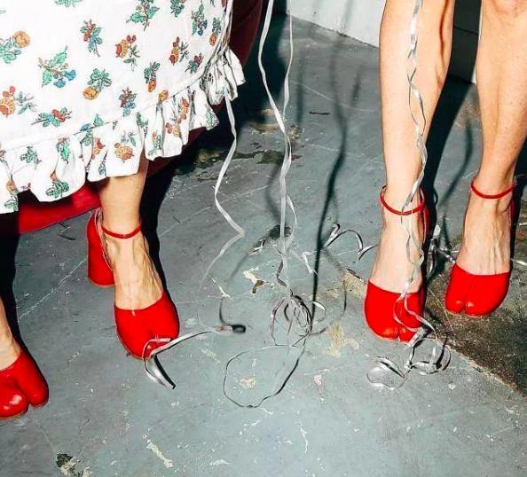 又一双“丑鞋”火了，时髦的人都喜欢把脚趾分开吗？