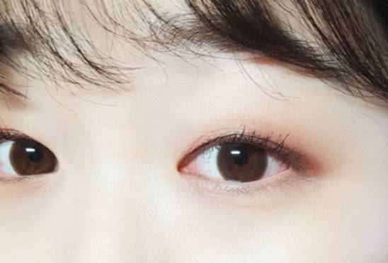 单眼皮画眼线最简单的方法,单眼皮画眼线技巧小视频