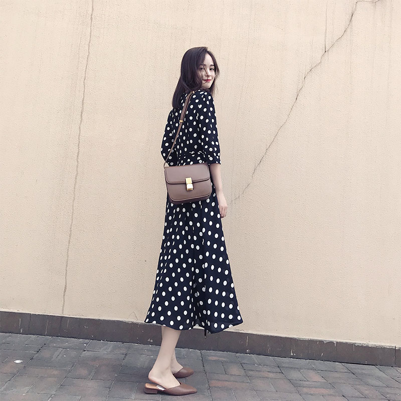 穿黑色衣服显老怎么搭配,黑色衣服显老还是显年轻