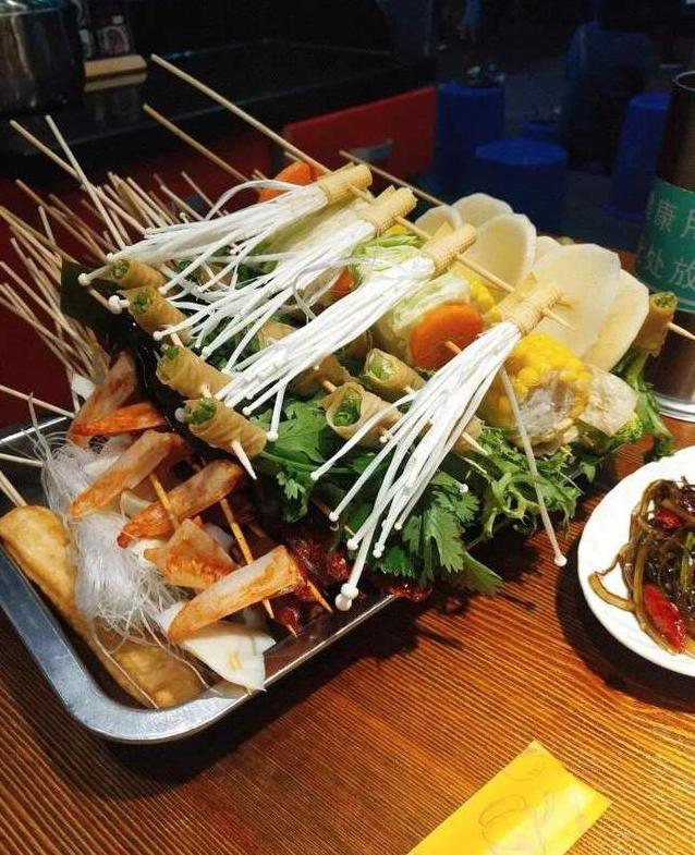 涮肉吃过，泥锅涮串还是头一次，今天进店体验一下什么味道的泥锅