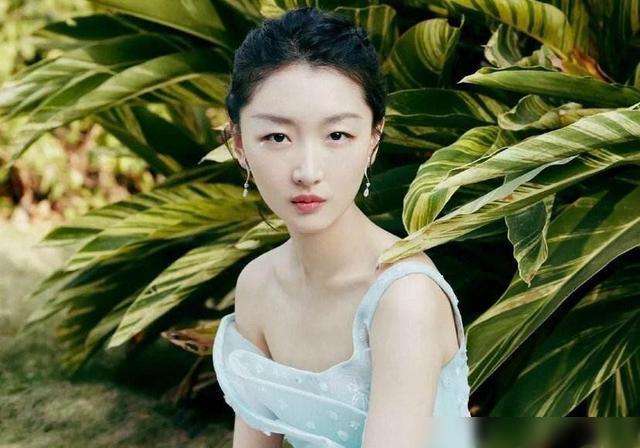 周冬雨：出道即巅峰，成最年轻双料影后，背后却离不开这两个男人