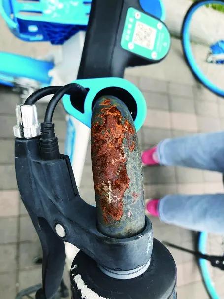 疫情重来，车体脏污、废弃口罩，共享单车卫生让人忧心