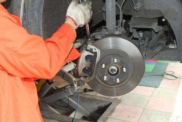 汽车刹车片温度过高怎么回事,高温天气刹车片冒烟