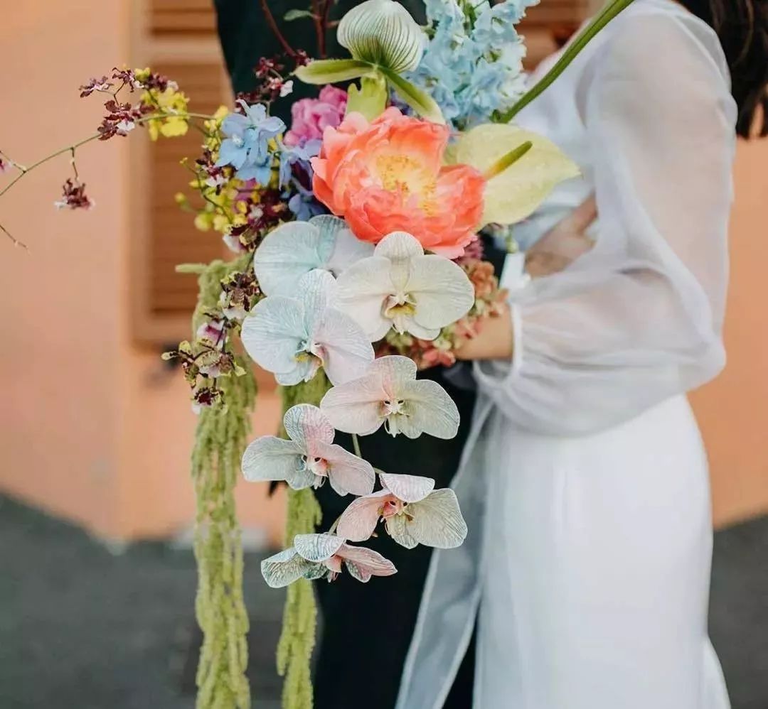 鲜花店日常换水整理花材,花要不要经常换水