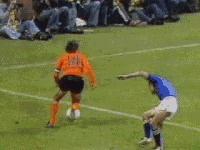 什么样的中场更适合现代足球,中场转身摆脱