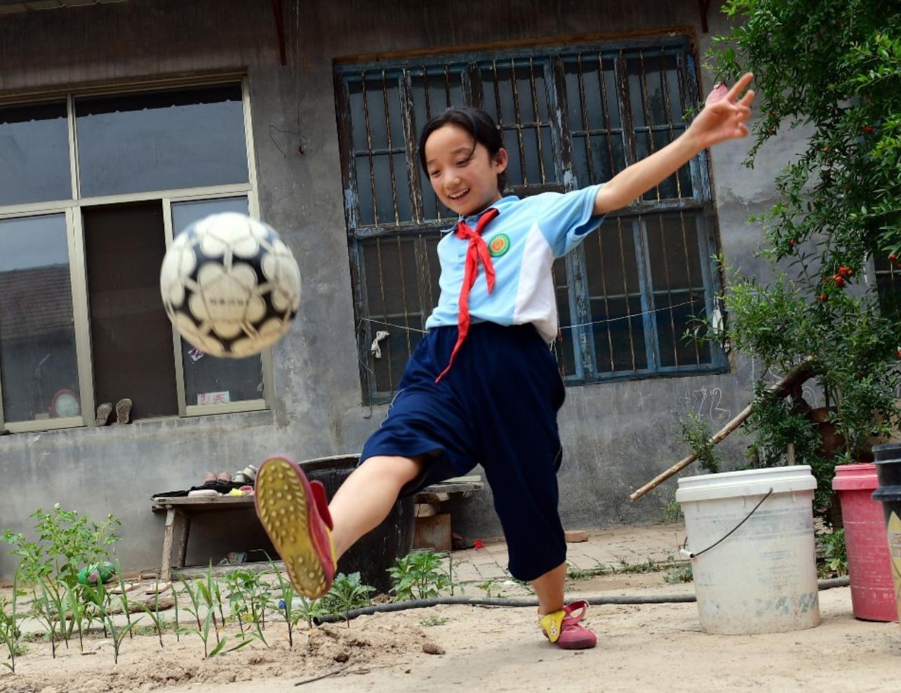 济南足球比赛小女孩,济南十岁小女孩想踢足球