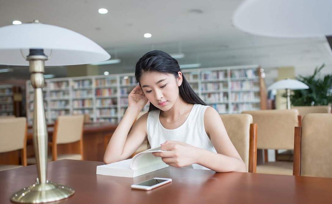 大学宿舍开小卖部3年赚20万,大学生在宿舍开小卖部赚30万