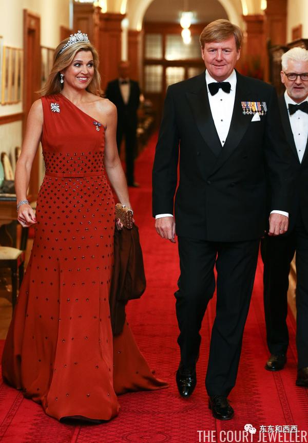 盘点英国女王戴过的王冠,英国女王和凯特戴同样的珠宝