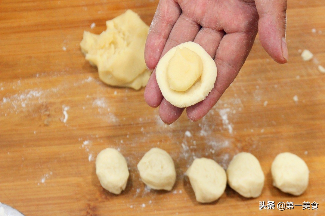 用面粉做的简单小吃无需酵母粉,红薯丝加面粉做法酥软
