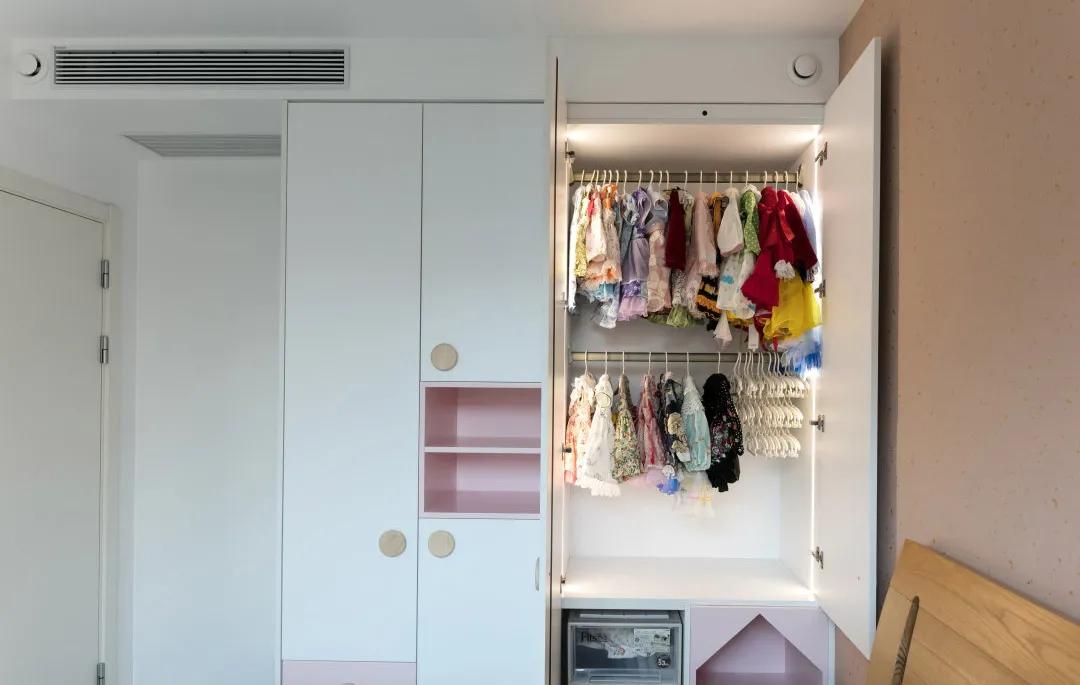 100平现代简约阳台装修风格,125平带阳台简约温馨装修风格