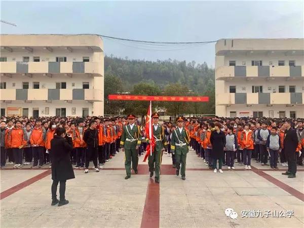 鼓号队升旗仪式出旗,升国旗鼓号队表演小学生