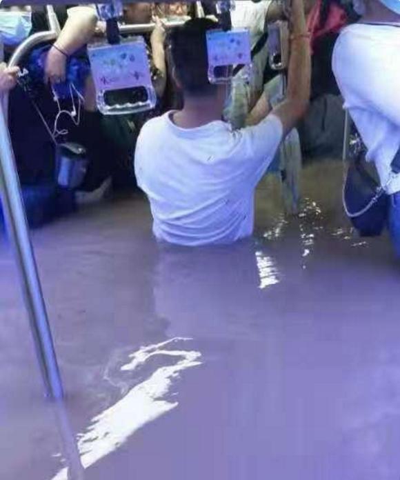 郑州地铁11女3男遇难者名单公布，家属质疑疏散搜救不及时，妻子思念亡夫：“那么爱干净的人，6天没换衣服”