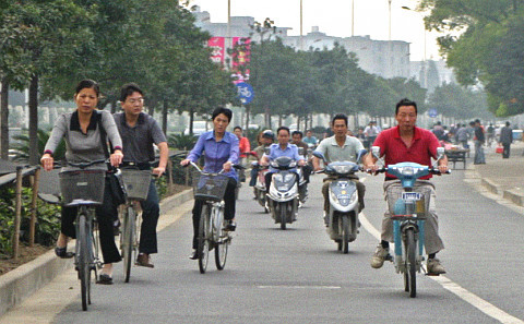 骑自行车有瘾的荷兰人，终于也开始接受小电驴了