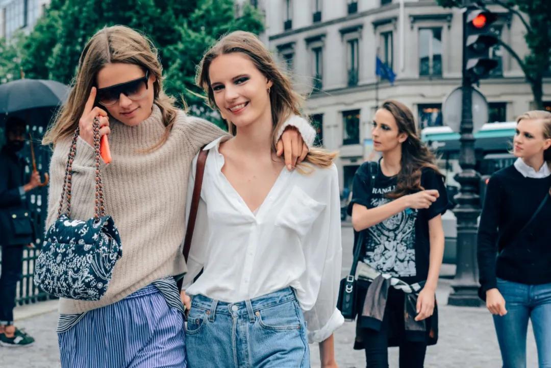 T恤穿腻了?想要时髦又遮肉,春夏白衬衫应该这么洗和这样穿