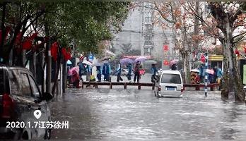 课桌搭桥！十三中门口积水，近2000名学生这样入校......