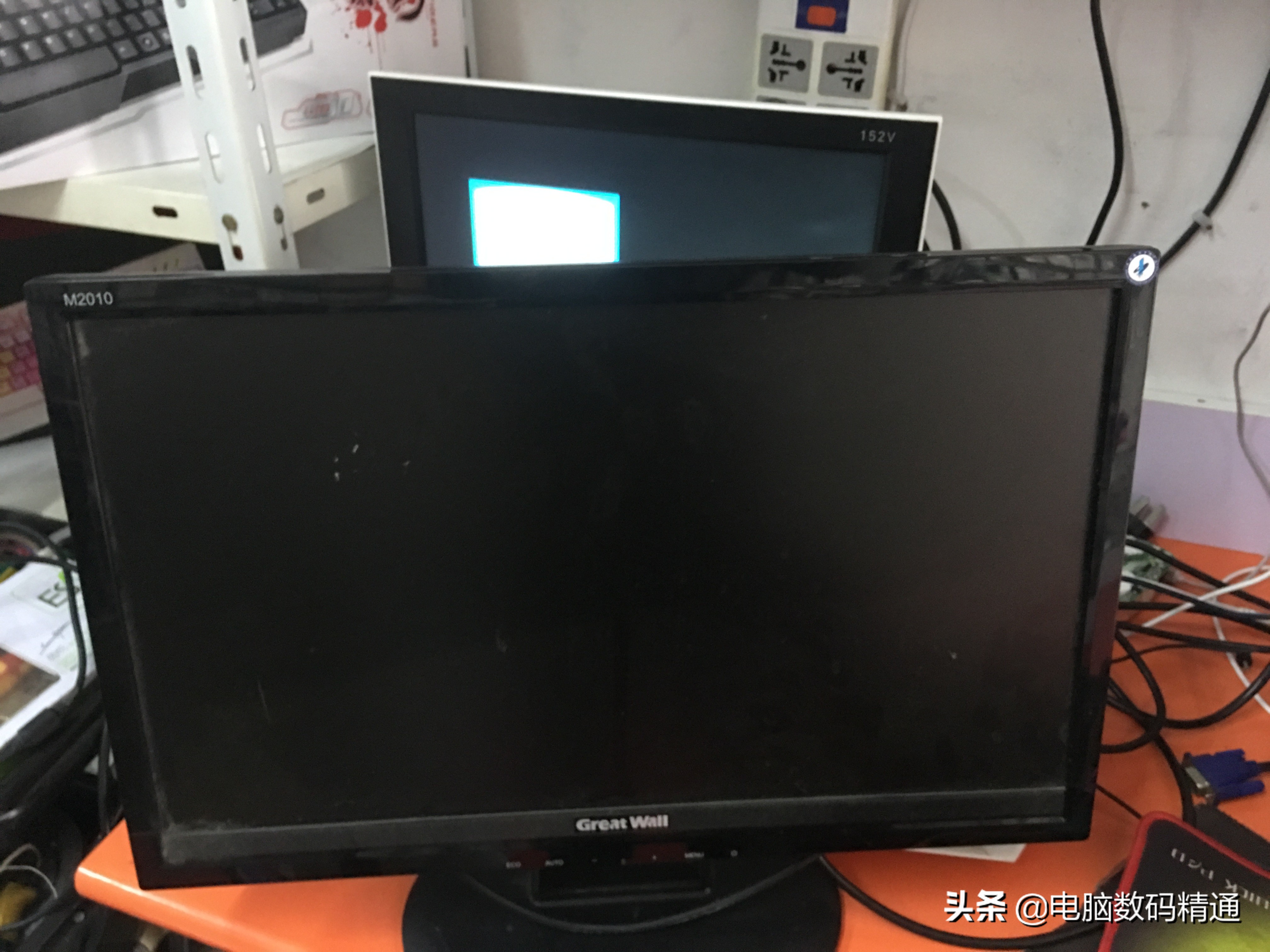 客户要把自己电脑卖给我1200块，说照顾我，这个价还需要你照顾？