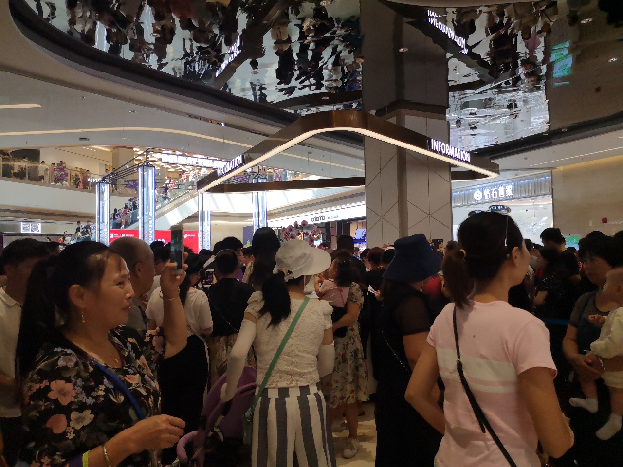 深圳西丽益田假日里人流,开业第一天人流量爆棚