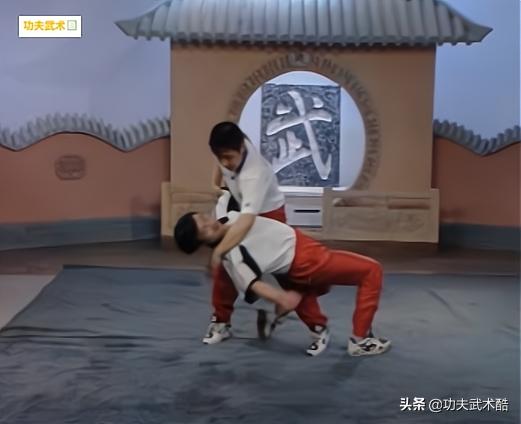 摆拳防守加反击,后摆拳防守反击