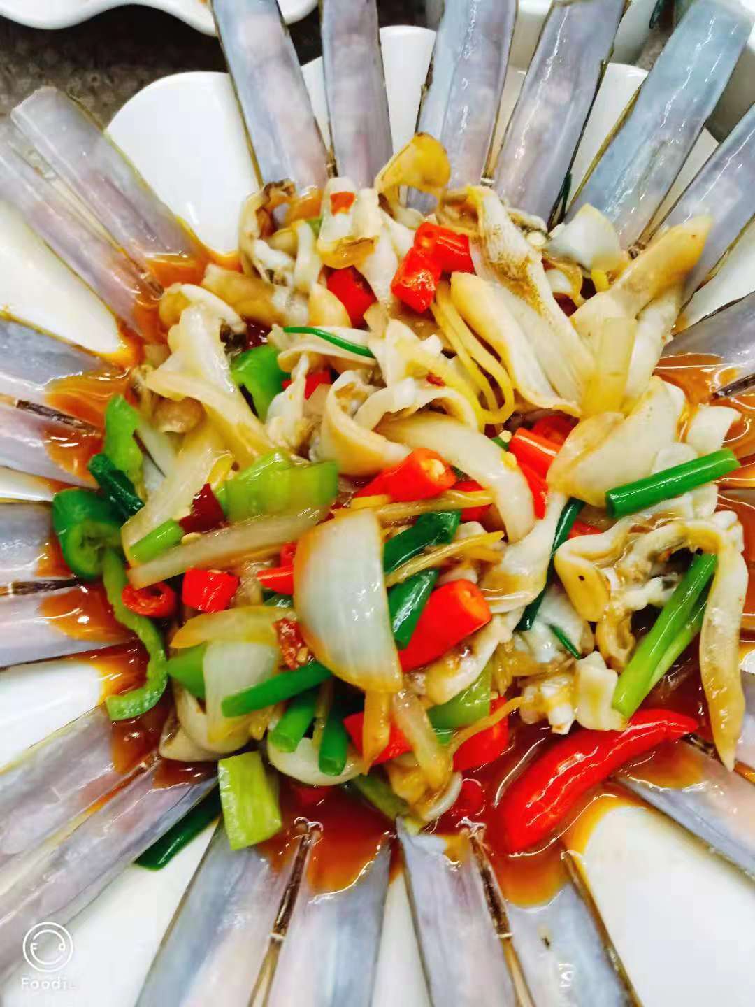 一群年轻人到三亚，摆pose，拍照