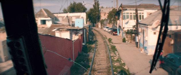 《文胸奇缘》：火车司机拿着文胸到处寻找失主，这影片太不正经了