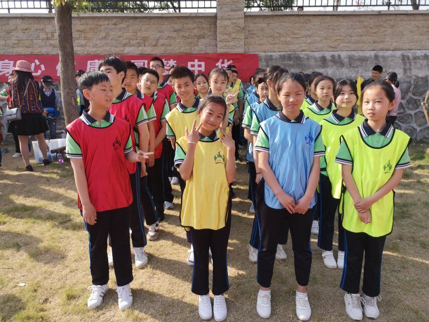 学校运动会班级解说词80字,学校运动会介绍简短英语