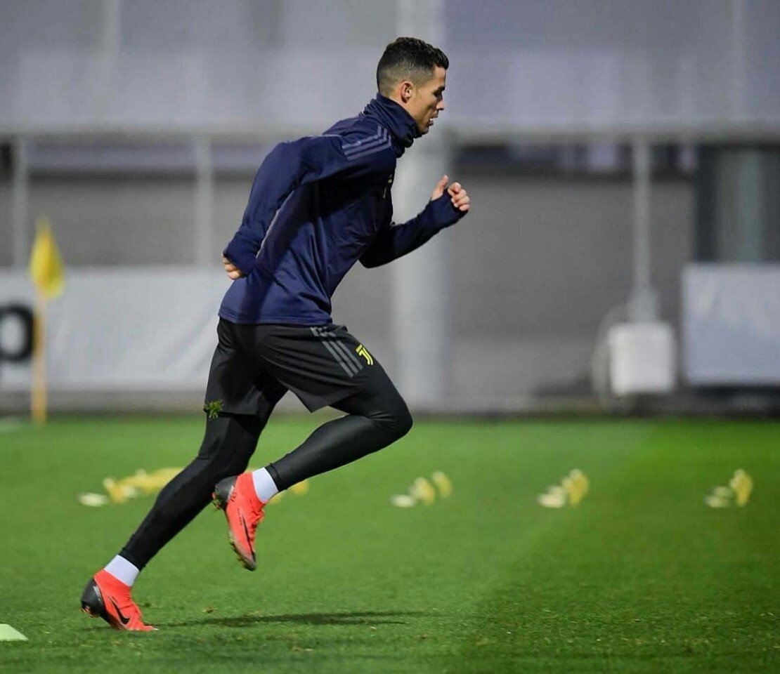 罗三岁训练场面,c罗三岁踢足球比赛