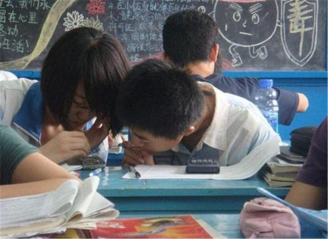 小学学生写情书,学生写情书被老师发现了