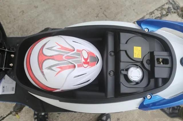 8280元的实用踏板摩托车，造型激进，配5升油箱、VCBS制动