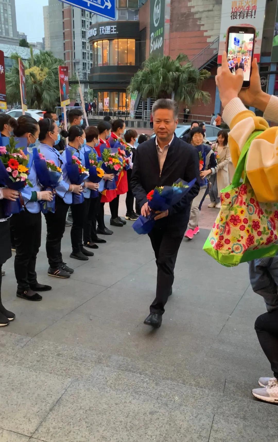 “火锅慰天使，美酒敬英雄”，吴铭怀旧火锅欢迎英雄回家！