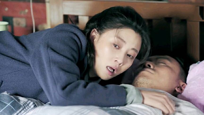 鸡毛飞上天几个不同时期的评价,鸡毛飞上天主要讲了爱情什么故事