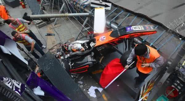 女赛车手漂移出事故,澳门女赛车手飞上二楼