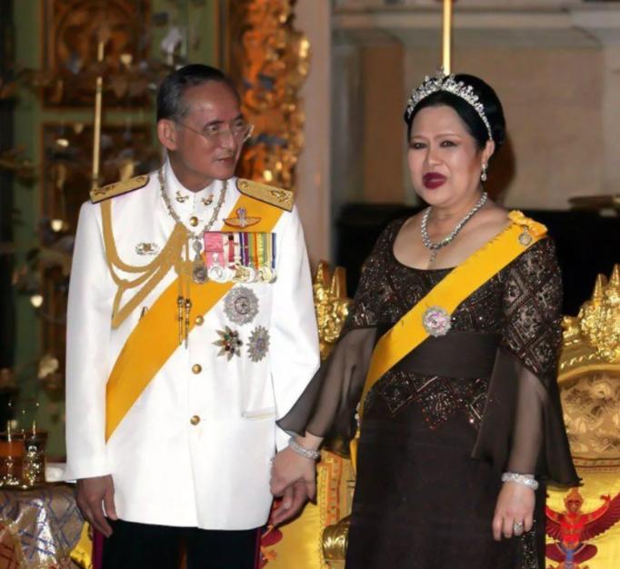 诗丽吉是否后悔出轨,诗丽吉王后出轨后国王如何惩罚