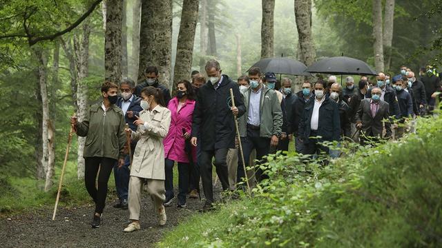 费莱夫妇重走来时路,莱后穿平底鞋健步如飞,搭配失策惨变五五分